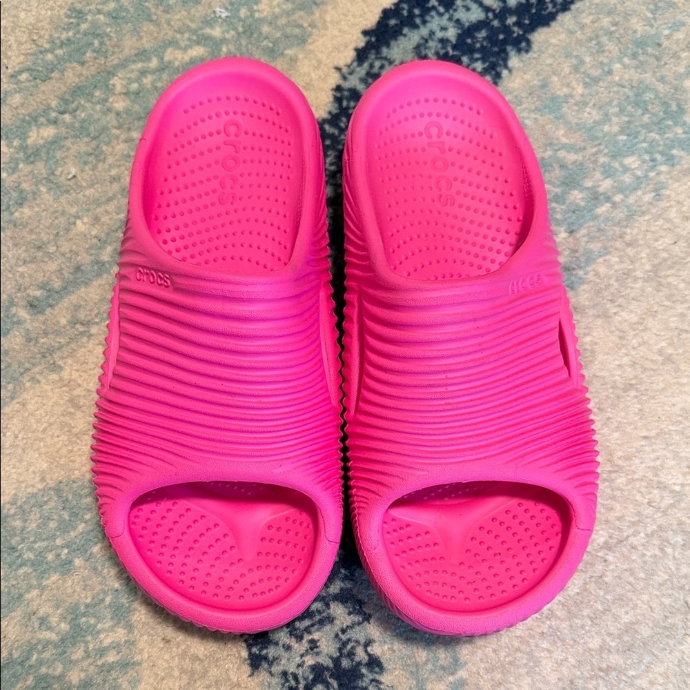 CROCS Women's Bright Pink Sandals mellow recovery slide w9 m7 worn a few times​​